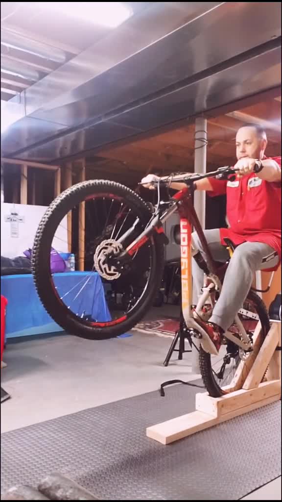 polygon bike是一家國際知名的專業(yè)自行車公司 主要生產(chǎn)制造鋼 鋁合金 碳纖維等材質(zhì)的自行車 其設(shè)計(jì)團(tuán)隊(duì)和研發(fā)團(tuán)隊(duì)中,有許多國際知名的一線冠軍騎手 產(chǎn)品特色比較注重用戶的體驗(yàn) 在車界獨(dú)樹一格的polygon,擁有著自主生產(chǎn),專業(yè)組裝和終端銷售的一站